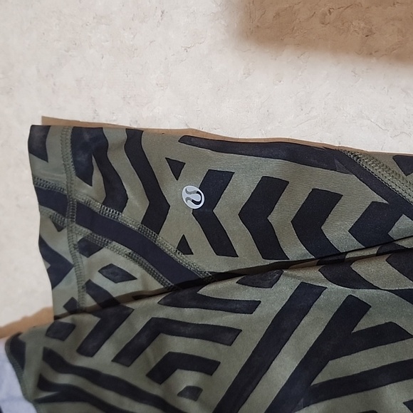 Lululemon Capri leggings size 6 - Picture 2 of 8